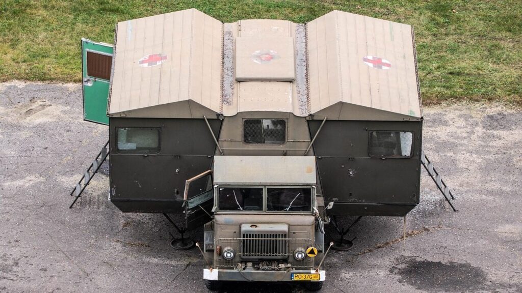 З турнікетом 14 годин: військові медики у польових умовах врятували життя побратима