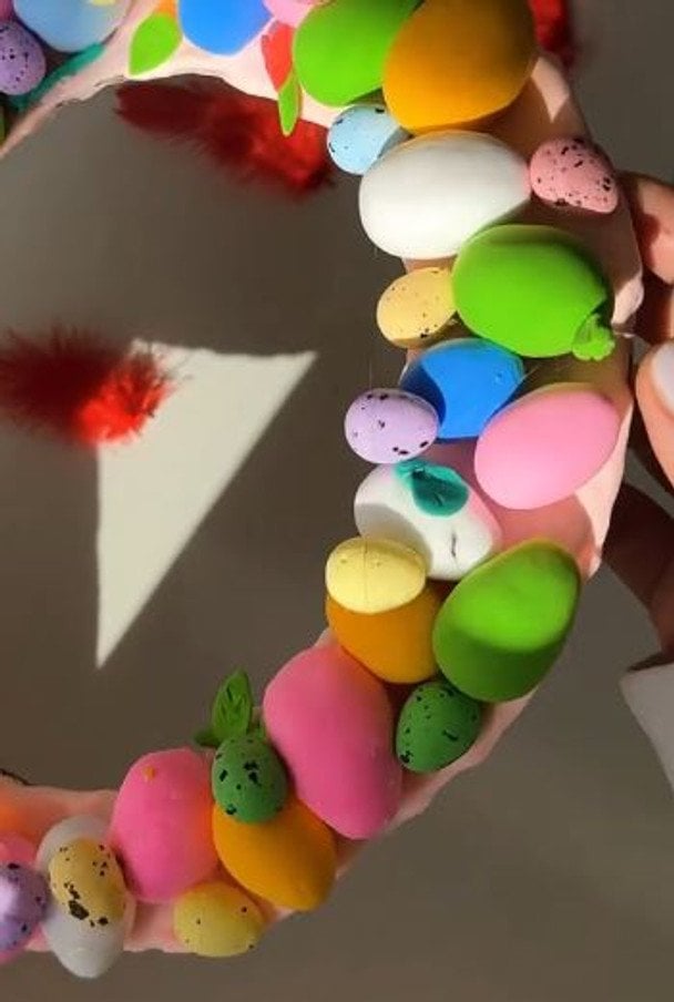 Як зробити великодній віночок із повітряного пластиліну — відео
