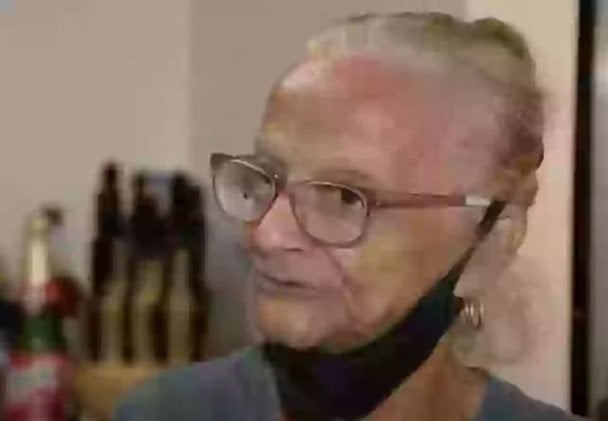 76-річна пенсіонерка випадково подарувала куртку із лотерейним білетом на $2,5 млн у кишені