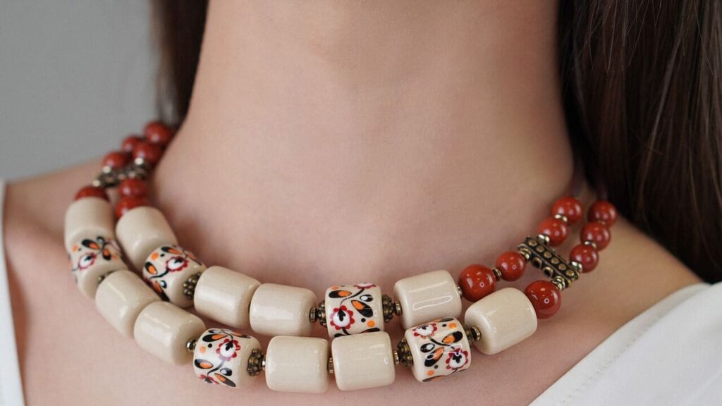 Як поєднувати прикраси в українському стилі з сучасним одягом