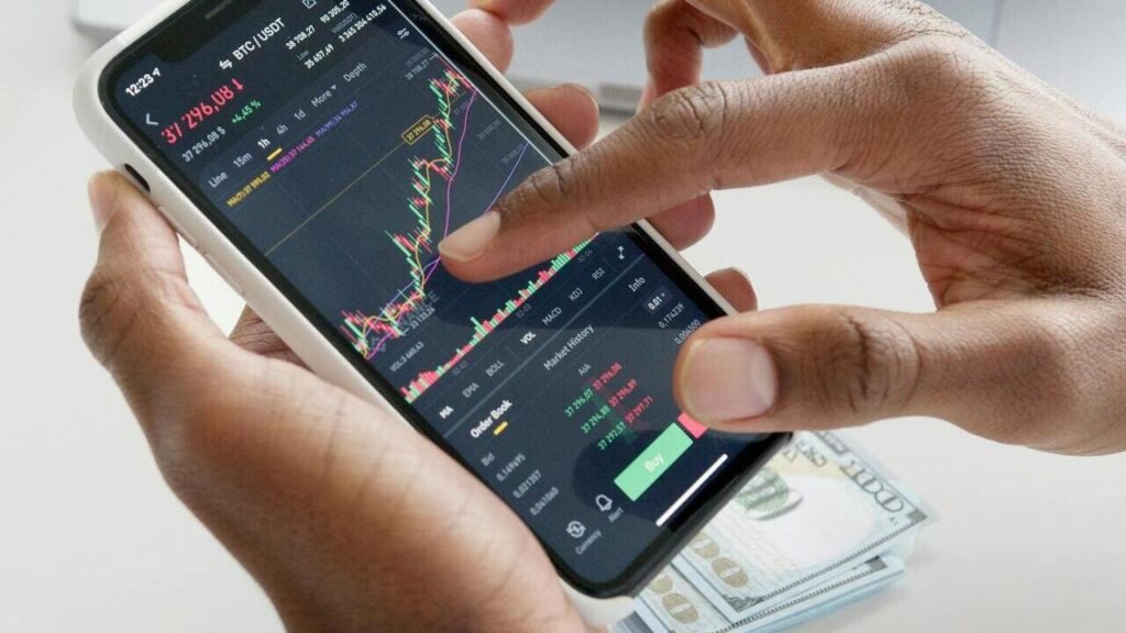 Що буде з доларом найближчим часом: чи варто чекати на круте піке