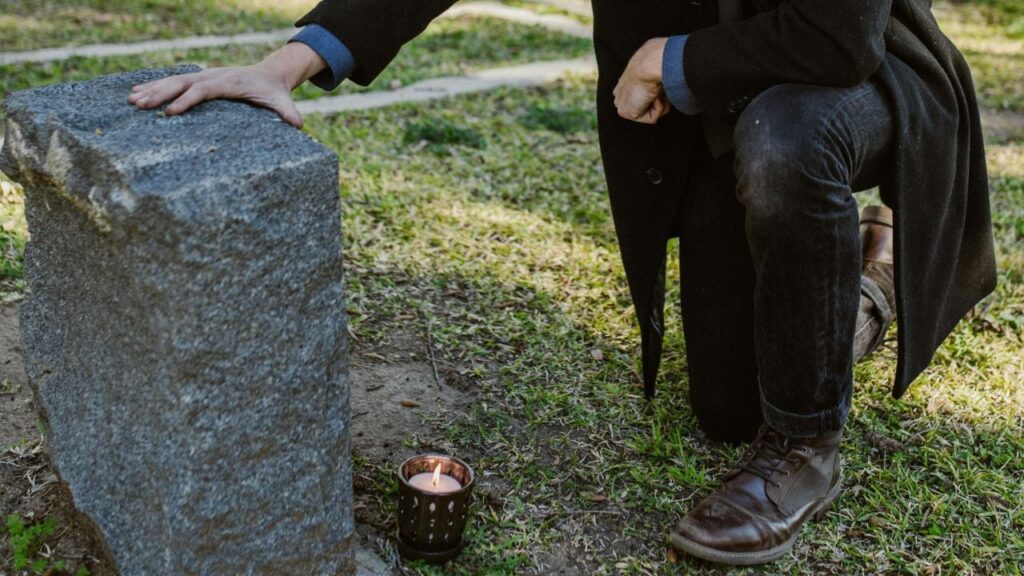 Чи варто залишати їжу на могилах: що радить священник ПЦУ