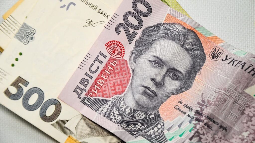 Чи можуть ВПО втратити виплати через купівлю валюти та за яких умов