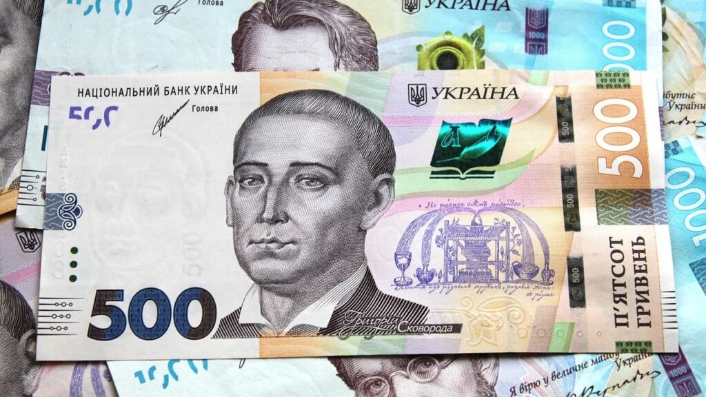 Скільки отримують на руки при мінімальній зарплаті у 2025 році: вирахування та сума