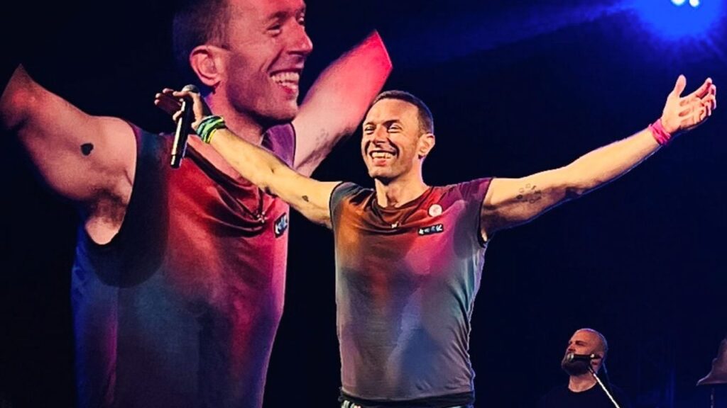 Назвав “братом”: Кріс Мартін з Coldplay заспівав для фаната-росіянина