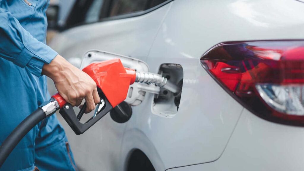 Ціни на АЗС у травні 2025: експерт розповів, як зміниться вартість пального