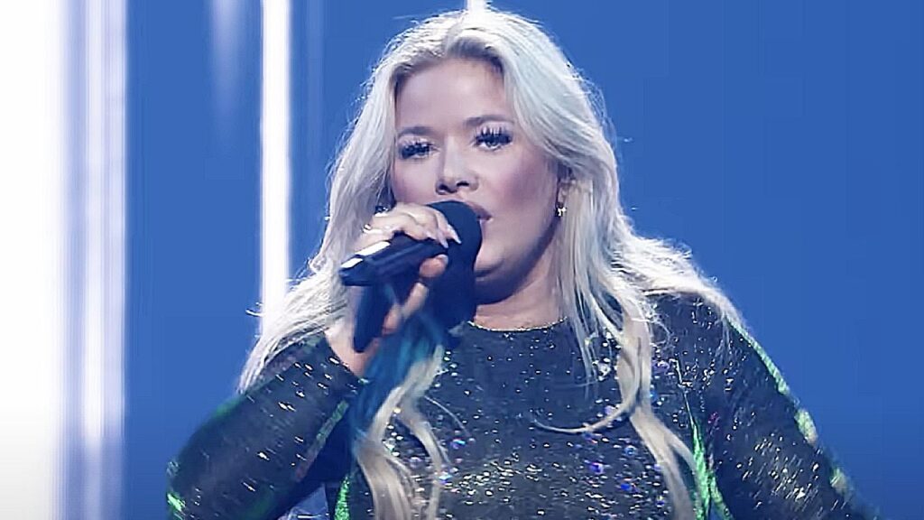 Руйнуватиме стереотипи: хто така Sissal, що представить Данію на Євробаченні 2025