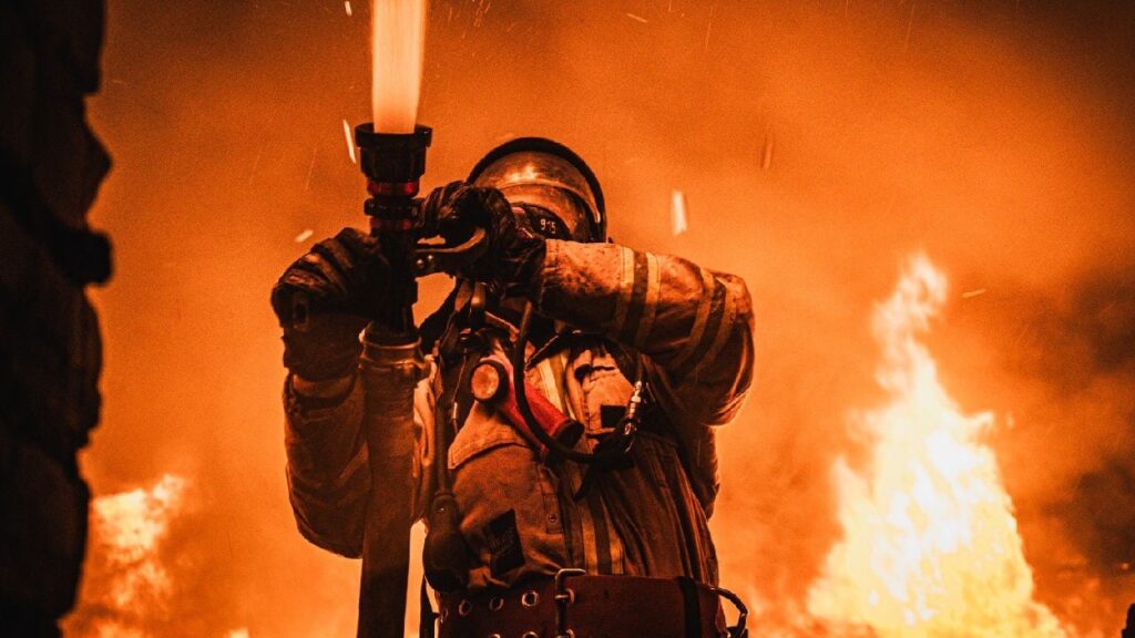 День пожежної охорони 2025: добірка гарних привітань в листівках та прозі