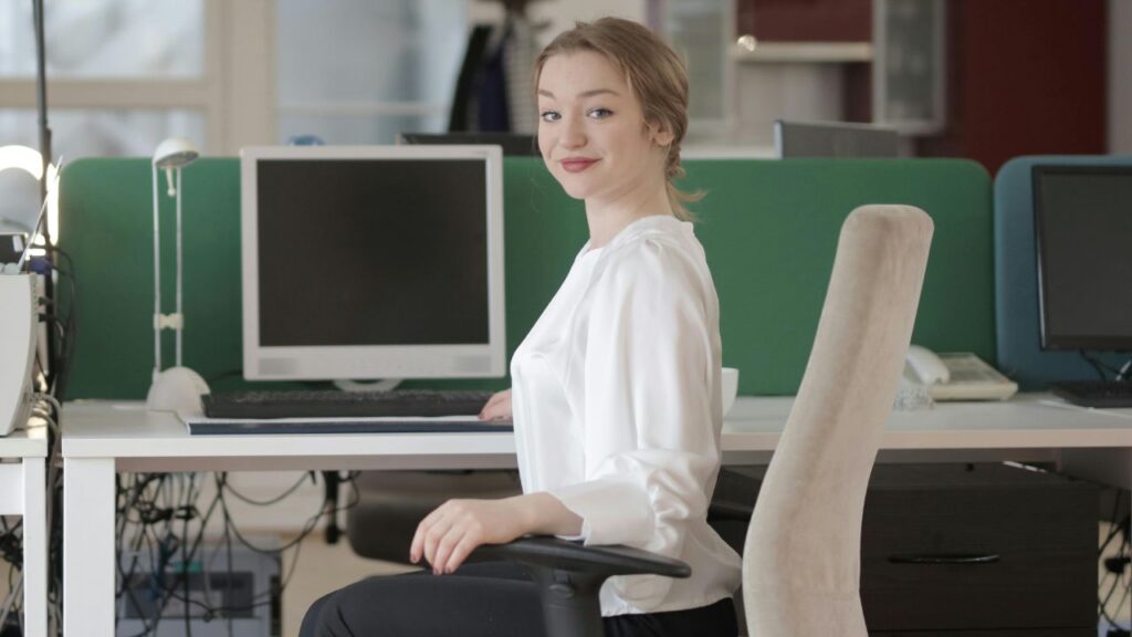 День секретаря 2025: добірка щирих привітань для майстрів планування