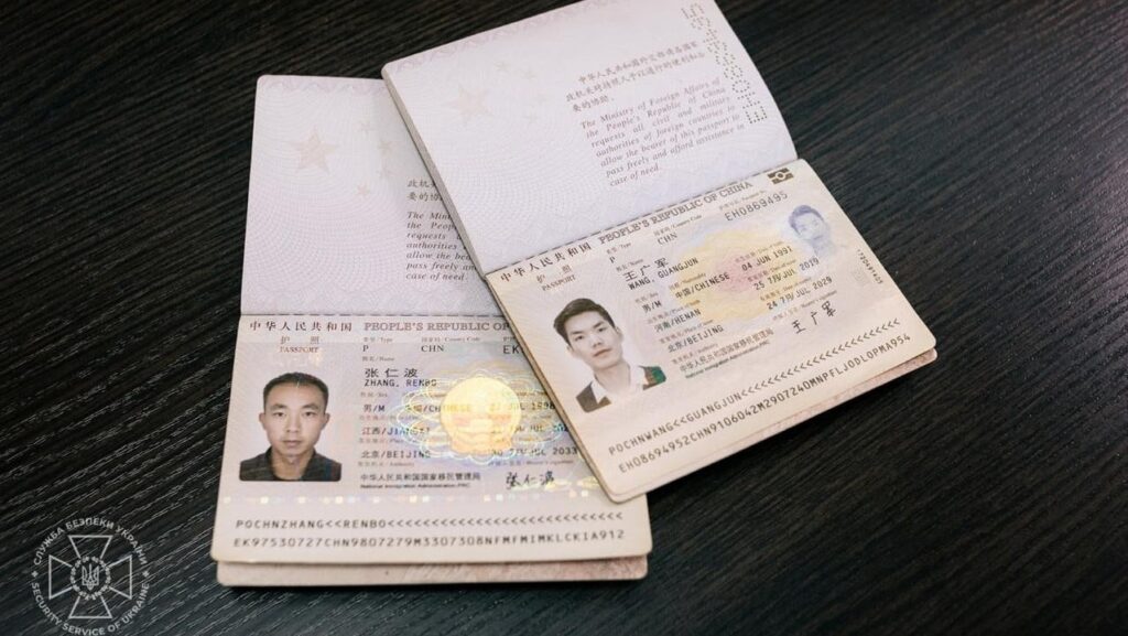 Турист і безробітний: перші деталі допиту військовополонених з Китаю