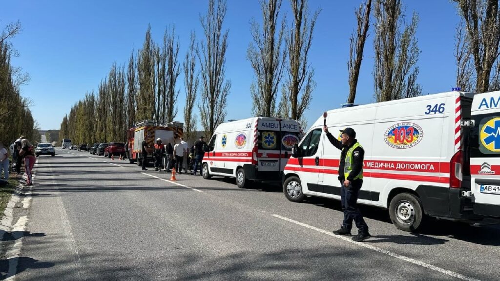 На Вінниччині автобус із пасажирами злетів у кювет: постраждали семеро людей