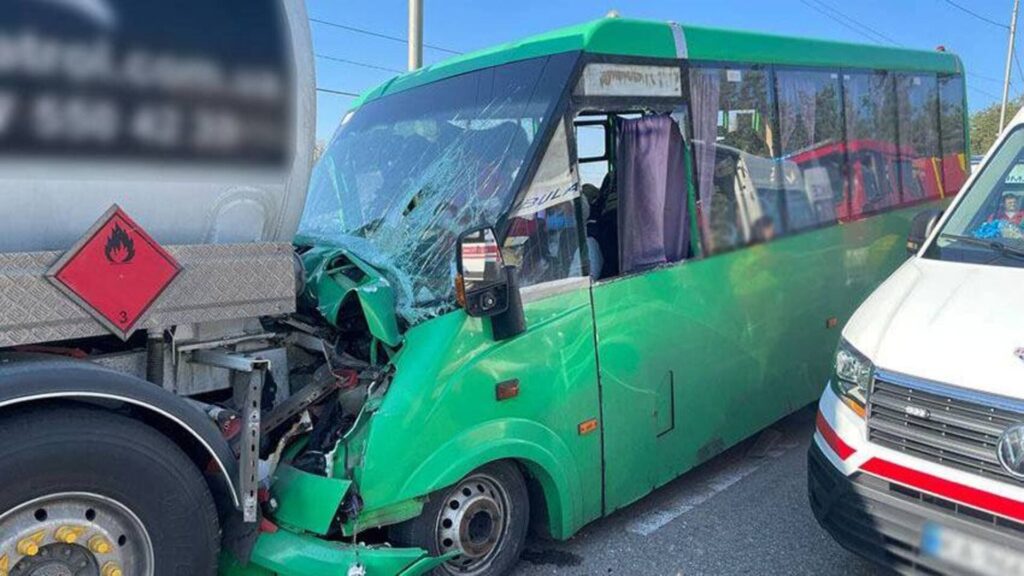 ДТП у Києві: маршрутка в’їхала у вантажівку, із переломами – 5 пасажирів