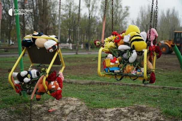 Гойдалки з іграшками і квітами: у Кривому Розі ховають вбитих російською ракетою дітей