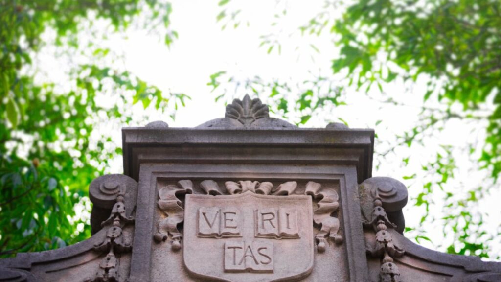 Гарварду заморозили фінансування на $2,2 млрд через відмову від вимог Білого дому