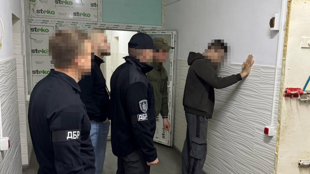 Облаштували камеру тортур: у Полтавському СІЗО жорстоко знущалися з ув’язнених