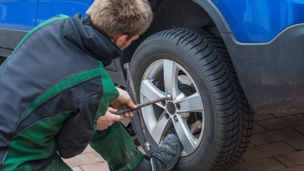 Коли перевзувати машину на літню гуму у 2025 році: оптимальні терміни