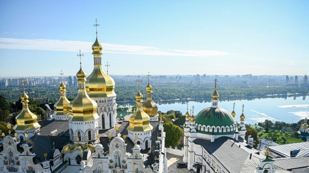 Великдень 2025: чи діятиме комендантська година в Україні