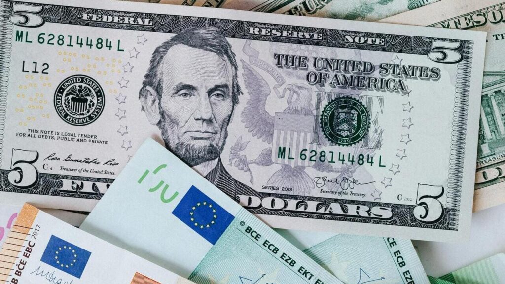 Курс валют на 17 квітня: чи варто очікувати коливань найближчим часом