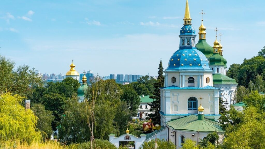 Яке найбільше місто в Україні за площею та населенням