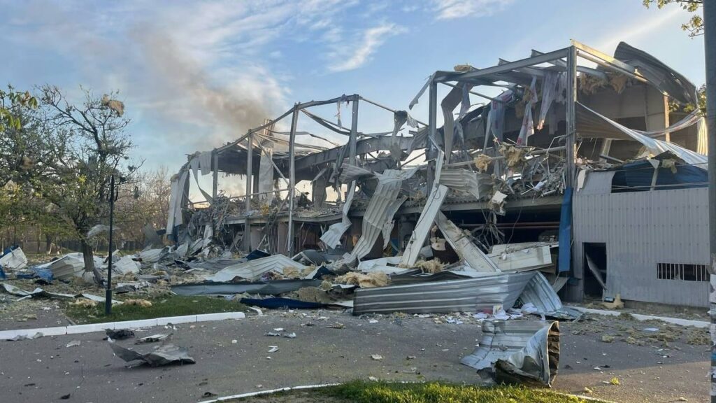 Льодова арена у Херсоні перетворилася на руїни внаслідок атаки РФ