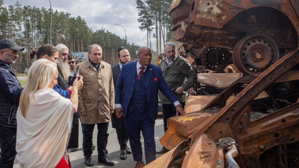 Українцям потрібні не гроші, а танки і ППО: особистий пастор Трампа після візиту до Бучі