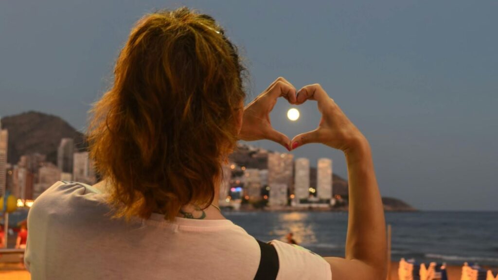 Над Україною зійде мікромісяць: що це за явище та коли його можна побачити