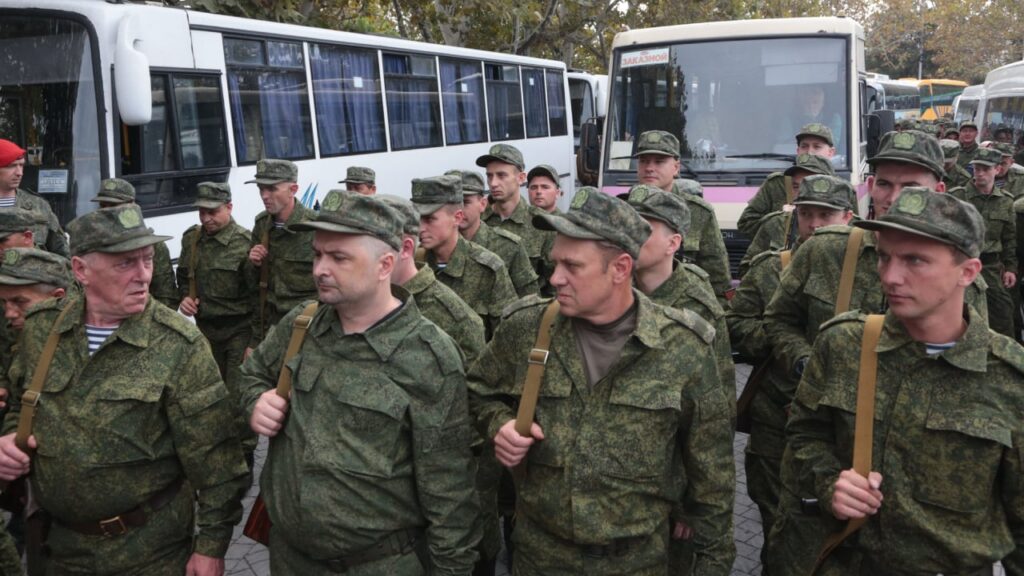 Закидають грошима: Сирський заявив, що РФ щомісяця мобілізує до 9 тисяч окупантів