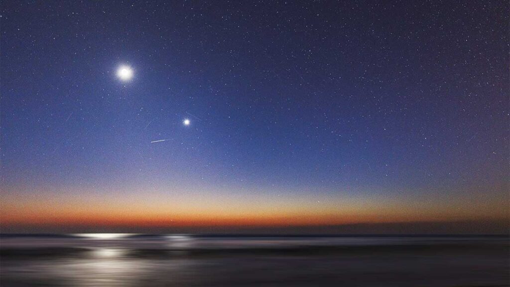 На небі з’явиться смайлик з двох планет і Місяця: коли можна буде побачити явище