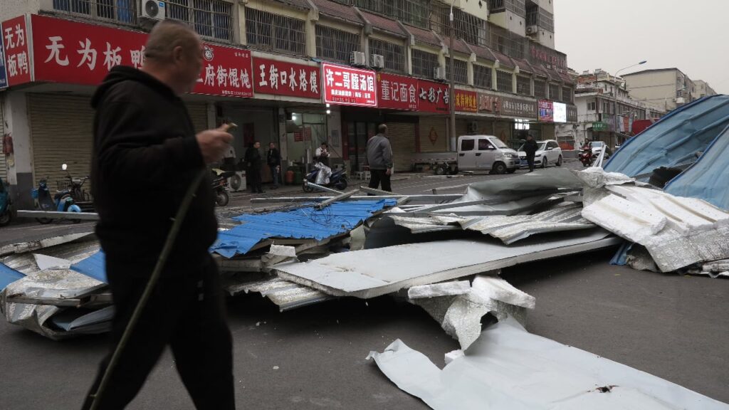 Рекордні вітри у Китаї: зупинено метро та авіарейси