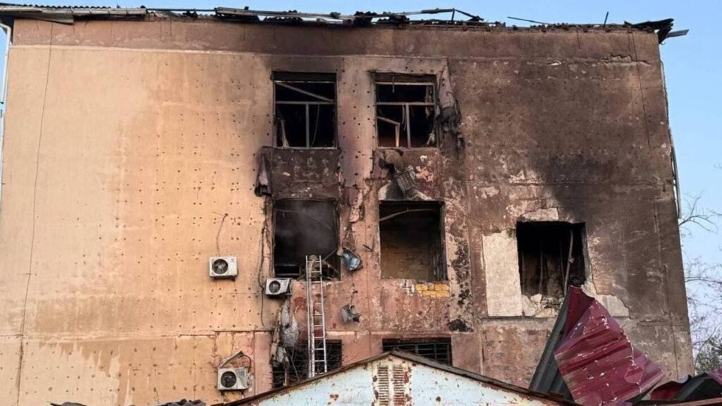 Після нічної атаки на Одеський район пошкоджено триповерхівку, у лікарні жінка