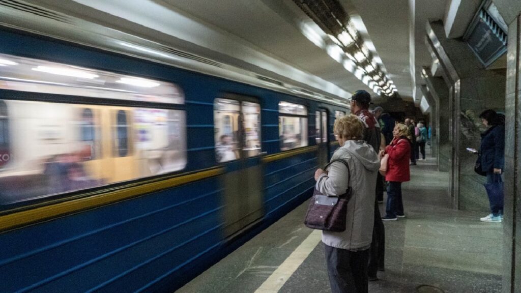 У Києві закрито на вхід три станції метро після падіння пасажира під потяг
