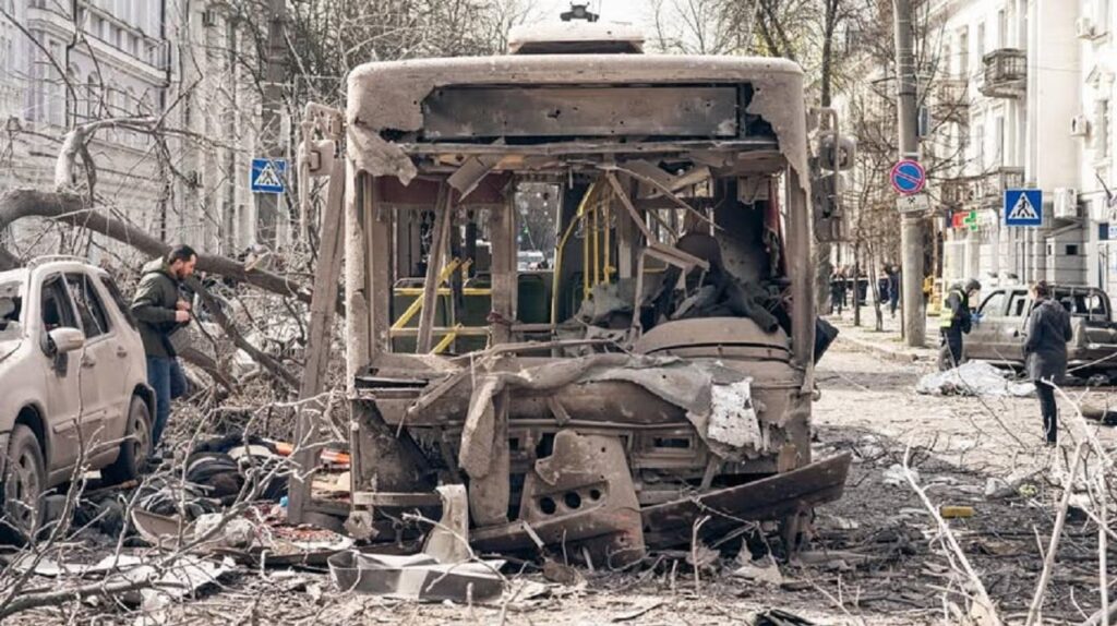 Випригнув у вікно та розблокував двері: у Сумах 13-річний хлопчик врятував пасажирів під час обстрілу