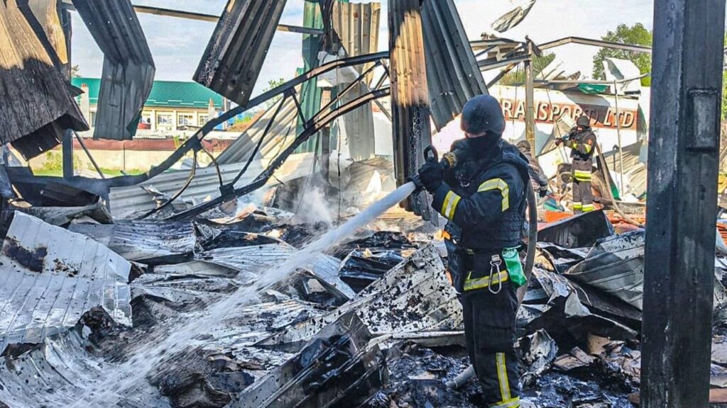 Обстріл Дергачів: влучання дрона спричинило масштабну пожежу на підприємстві