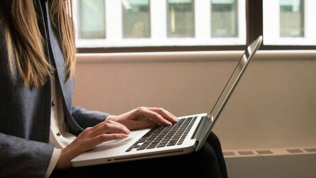 Батьки дітей, які навчаються дистанційно, зможуть працювати з дому: закон