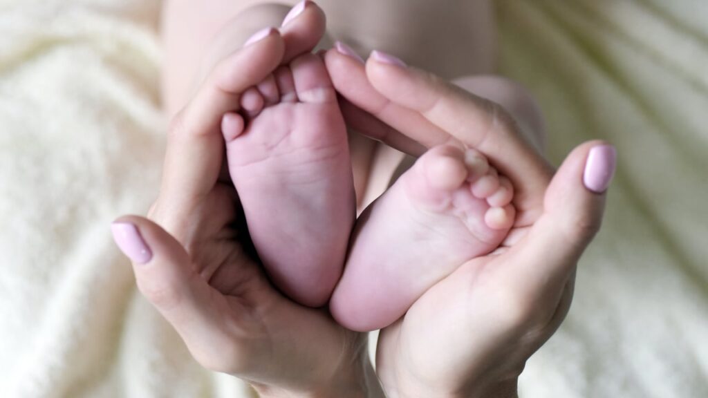 Перша дитина, що народилась завдяки штучному інтелекту – що відомо