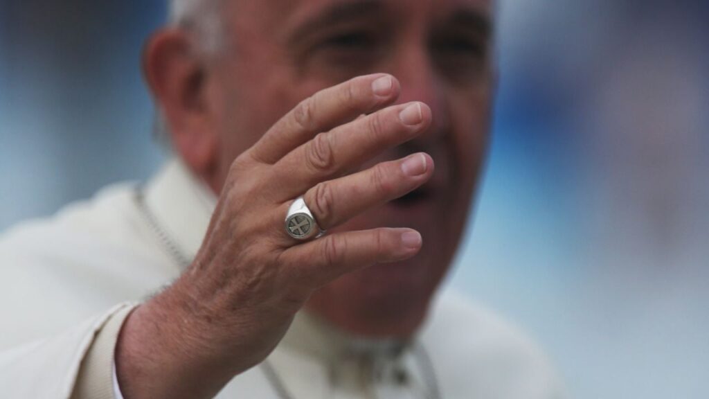 У Ватикані знищать перстень Папи Франциска: що символізує давня традиція