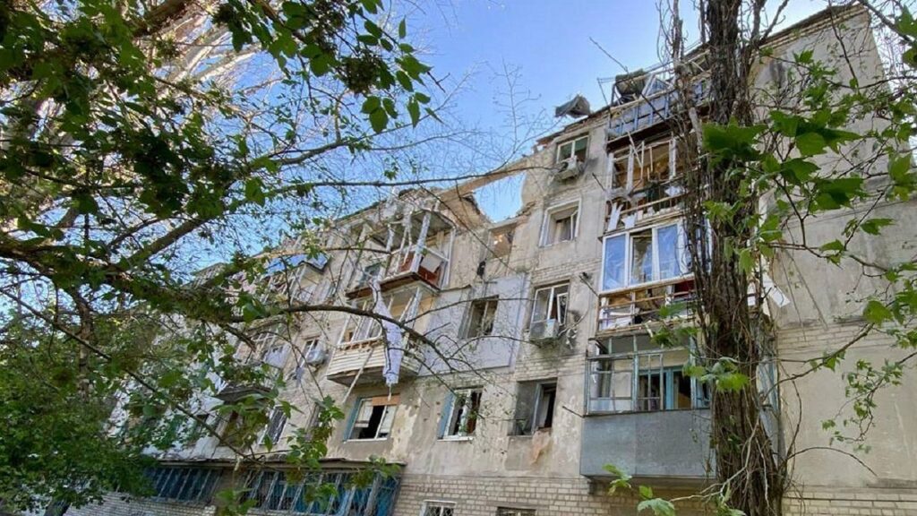 Росіяни з авіації вдарили по Херсону: пошкоджено медзаклад, є травмовані