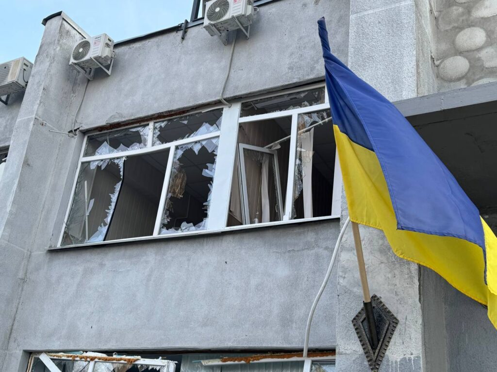 Стовп на місці вибуху: Дніпро атакувала ракета