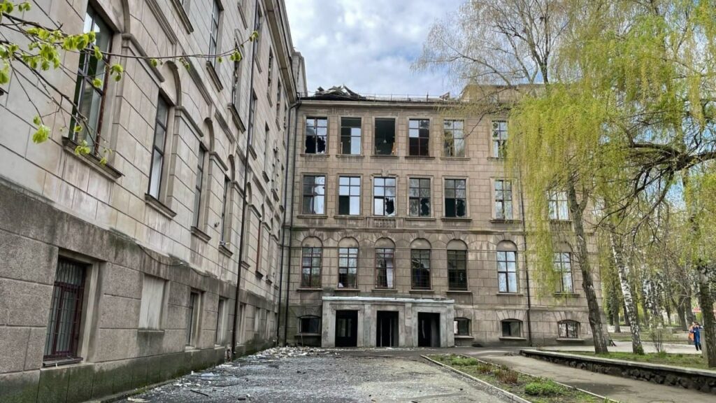 У Дніпрі дрон зруйнував частину корпусу медуніверситету: є загроза обвалу