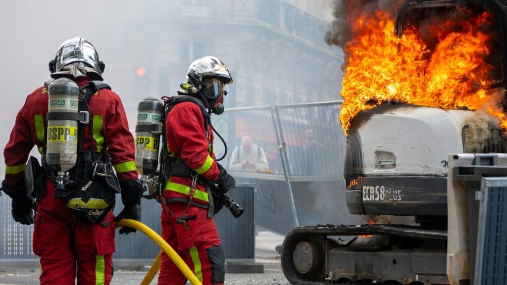 Чорний дим над містом: у Лондоні вирує потужна пожежа