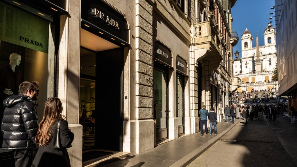 Два найбільші символи італійської моди: Prada купує Versace