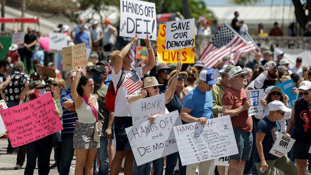 Руки геть від демократії: у США відбуваються масові протести проти Трампа