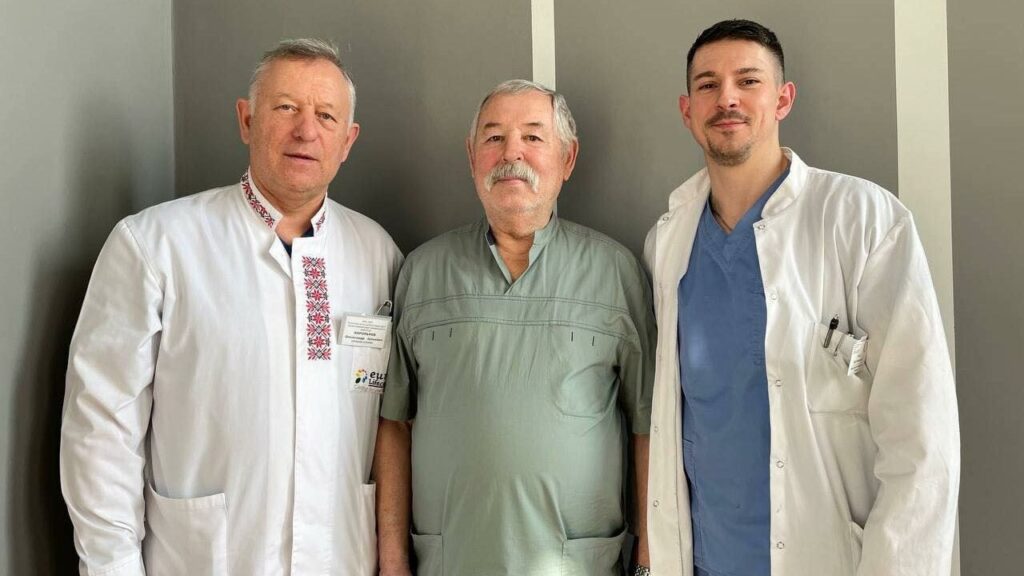 За два роки вісім переломів: у Львові 10-річній дитині видалили пухлину плеча