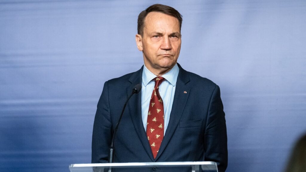 Сікорський про удари по Сумах: Путін насміхається з доброї волі Трампа Сікорський про удари по Сумах: Путін насміхається з доброї волі Трампа