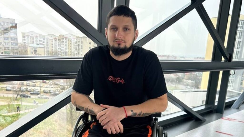 Зможе ходити: у Львові важкопораненому розвіднику врятували кінцівки