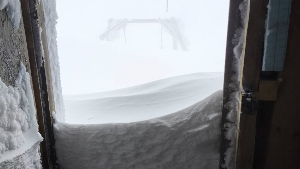 У Карпатах подекуди метрові замети: коли буде потепління і припиниться сніг