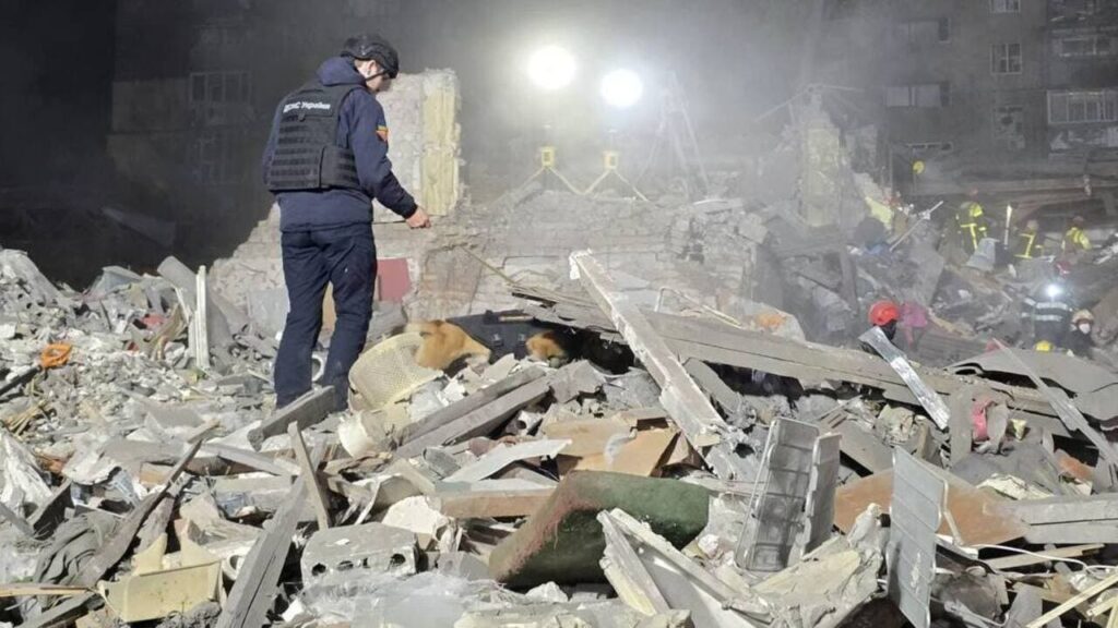 МВС про обстріл Святошинського району Києва: З-під руїн будинку чути телефонні дзвінки