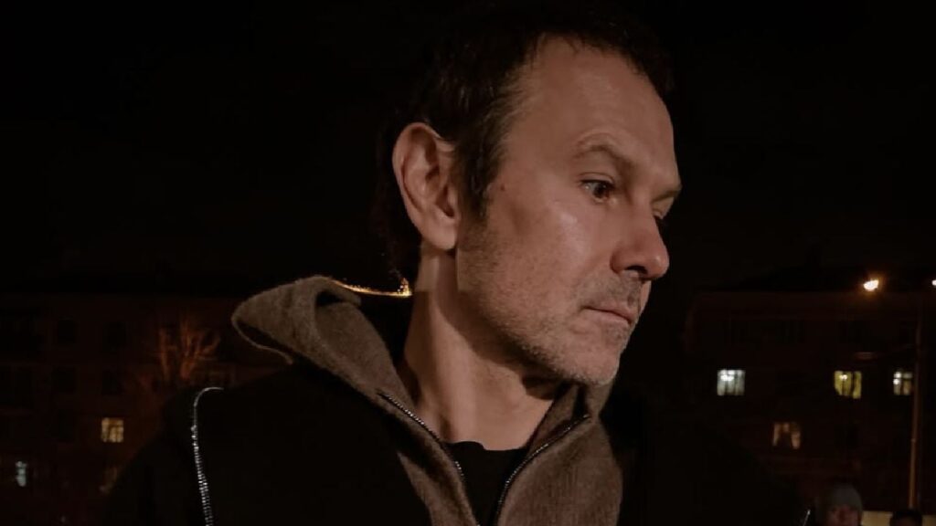 У пʼяту річницю смерті: Вакарчук відкрив символічний памʼятник на могилі батька