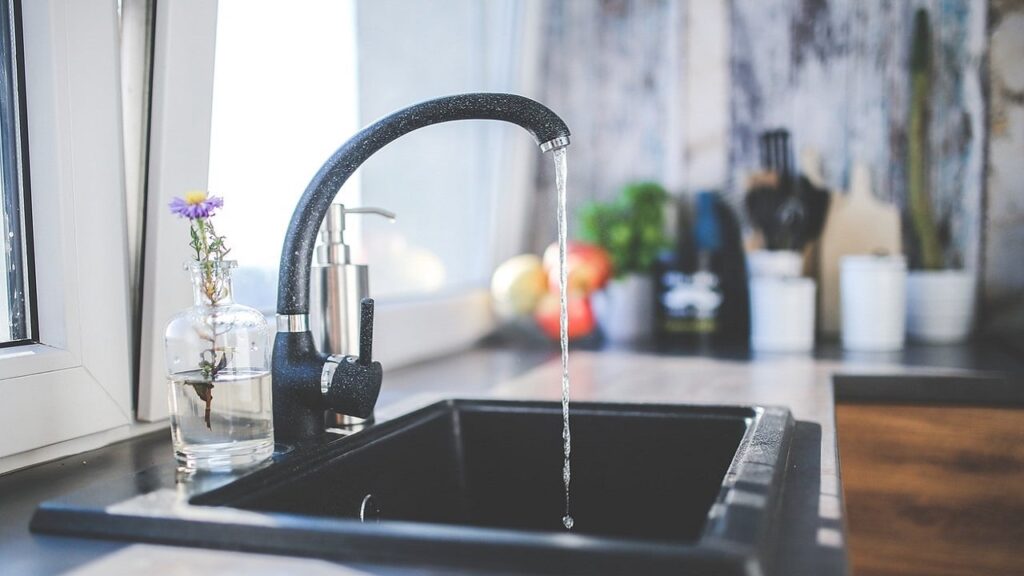 Фільтр з деревини виявляє у воді не лише бактерії, а й мікропластик — дослідження