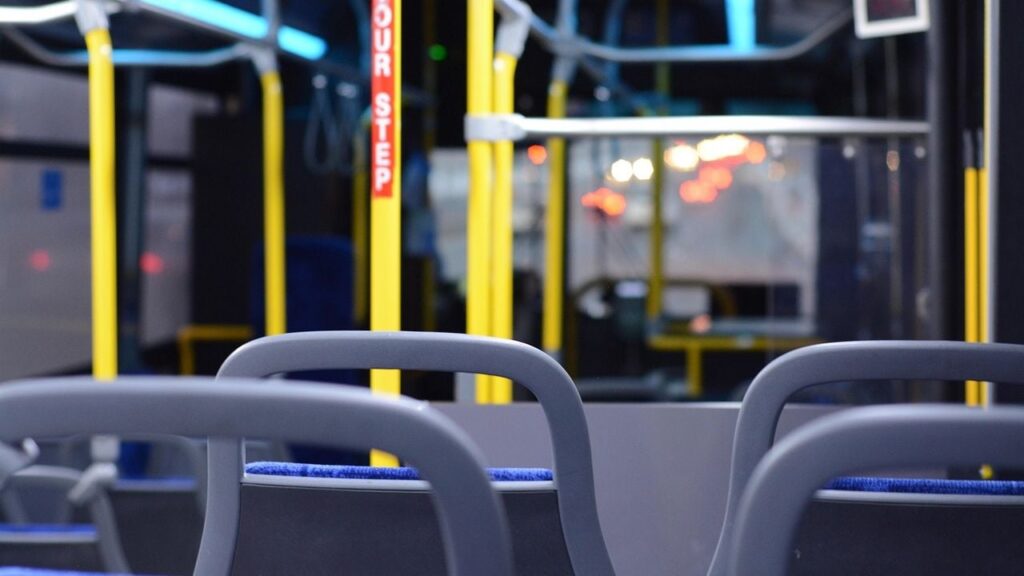 Додатковий транспорт до кладовищ у Києві: розклад на поминальні дні 2025